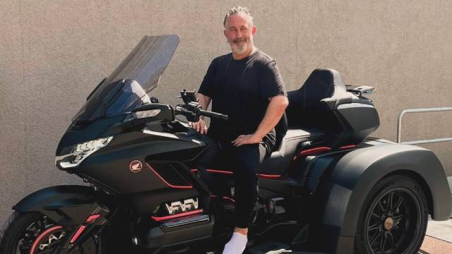 Cem Yılmaz servet değerindeki motosikletiyle poz verdi, gündem oldu