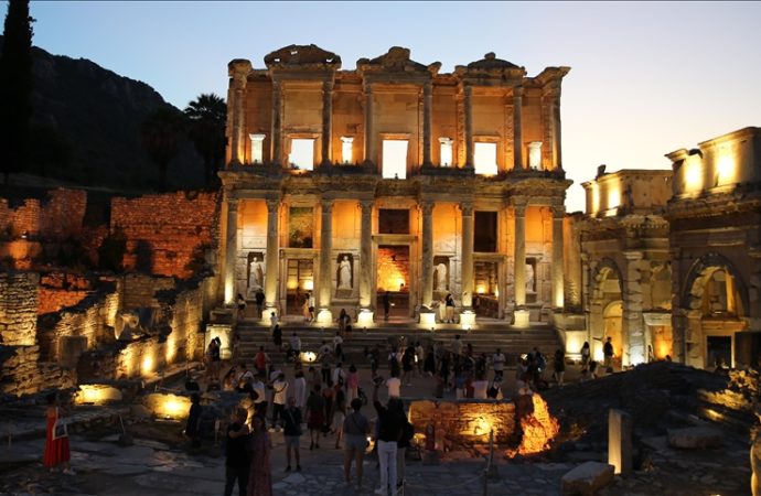 Efes’i gece gezmek başka güzel