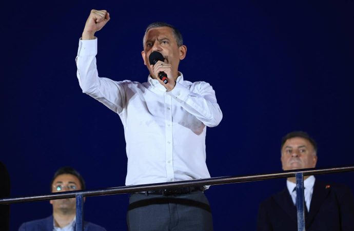 Özgür Özel’den Akın Gürlek’e: Akın sert kayaya çarptın oğlum! Gelip darmadağın ederim, aklını başına topla, tepemin tasını attırma!