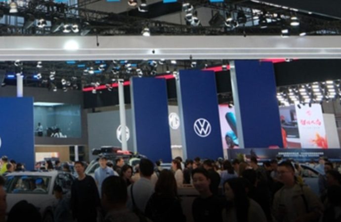 Volkswagen 30 bin kişiye yol verdi, kalanlar dört gün çalışacak