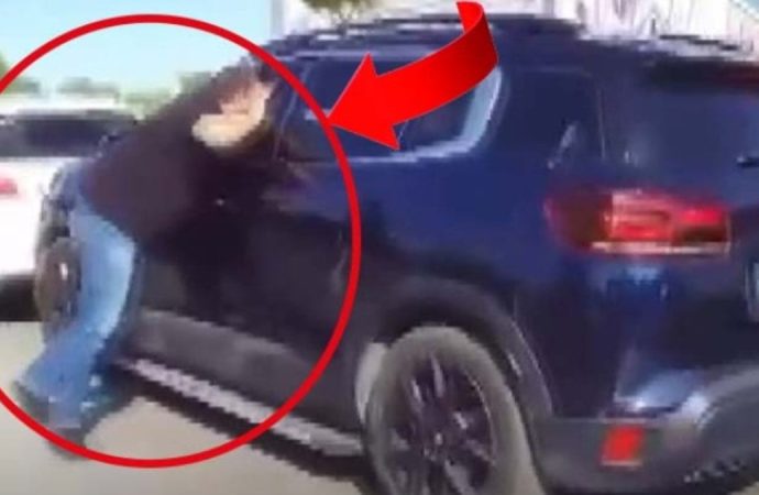 İstanbul trafiğinde dehşet: Hamile eşin  yanında yumruk yumruğa