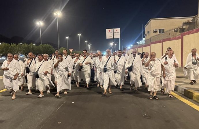 Hacılar Arafat’tan indi, Şeytan Taşlamaya gidiyor