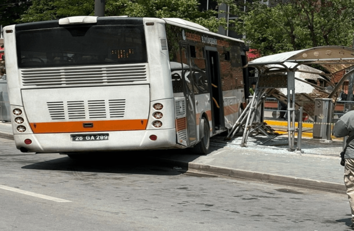 Belediye otobüsü tramvay durağına daldı