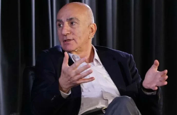 Mahfi Eğilmez: Biz dört kişiydik