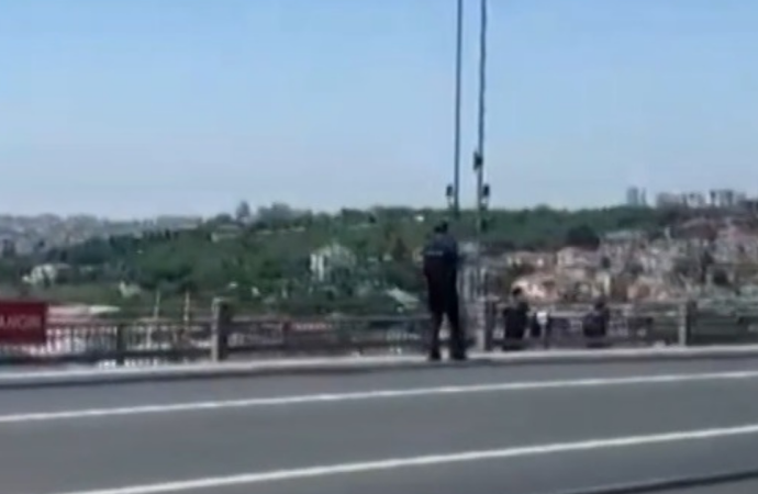 Köprüde silahlı biri var