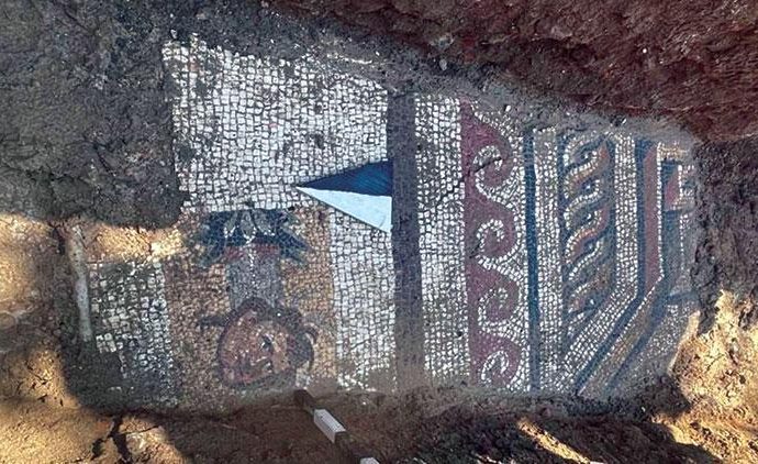 Tam kepçeyi vuracaklardı, toprağın altından 1500 yıllık mozaik çıktı