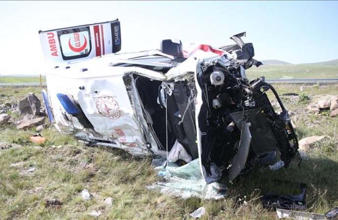 Ambulans şarampole devrildi, dört sağlıkçı yaralandı
