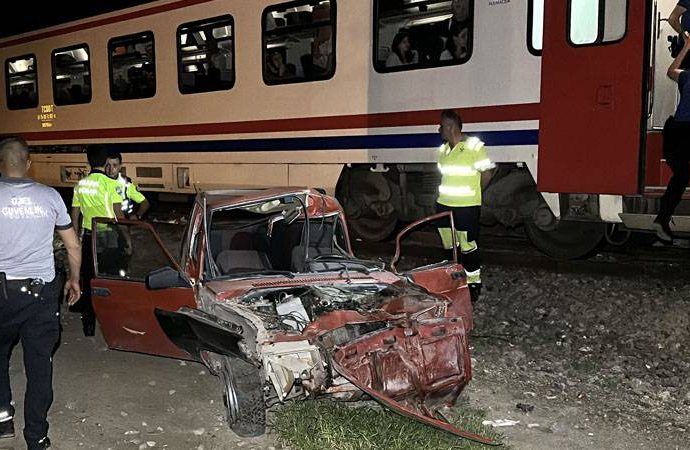 Yolcu treni raylara park eden otomobile çarptı: Sürücü kaçmıştı