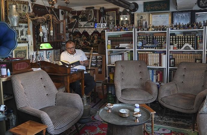 Çeyiz sandığıyla başladı, 220 parçalık antika koleksiyonu oldu