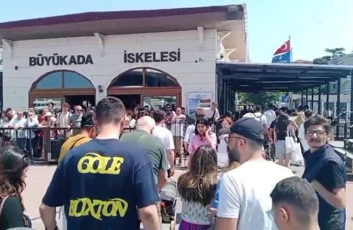 Adalar’da bayram yoğunluğu: Kalabalıkta yürümek bile zordu