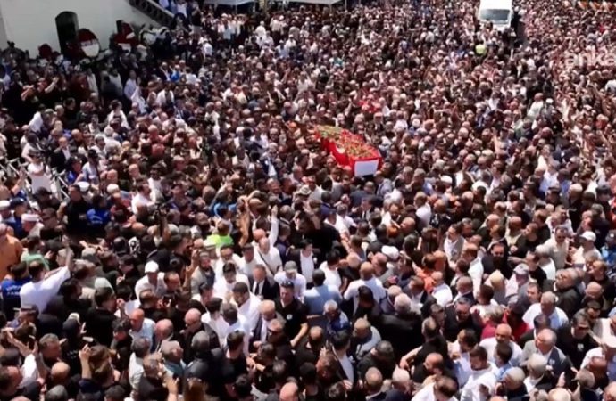 Ferdi Zeyrek on binlerle uğurlandı, bütün Manisa ağladı