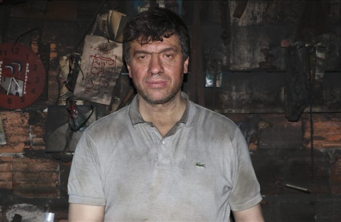 Karı koca demir dövüyorlar
