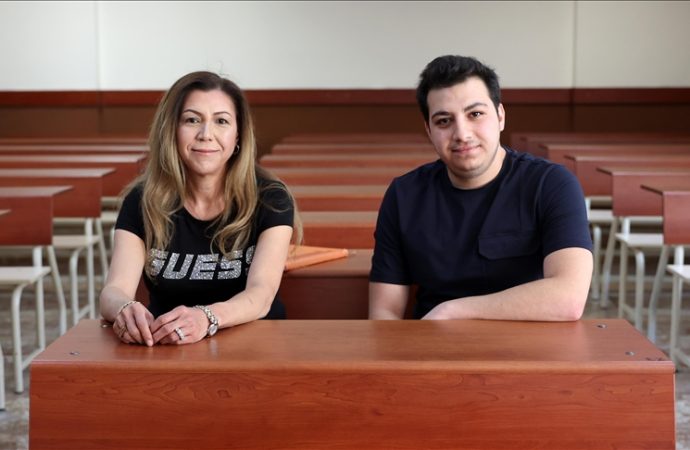 Anne oğul aynı üniversitede eğitim görüyor
