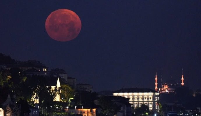 18 yıl sonra bir ilk: İstanbul’da Çilek Dolunayı