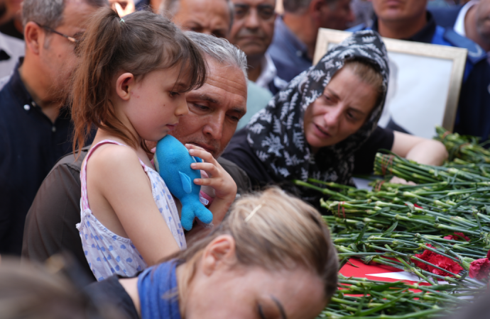 Zeyrek’in ikizlerinin son isteği ağlattı: Mezara oyuncak koymak istediler