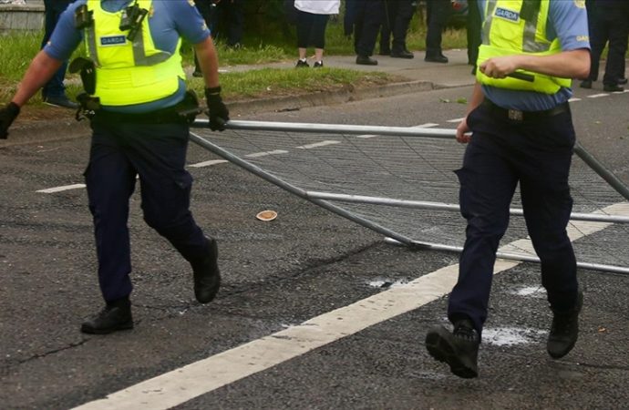 Kuzey İrlanda’da göçmen karşıtlığı dinmiyor: Eylemlerin ikinci gününde 17 polis yaralandı