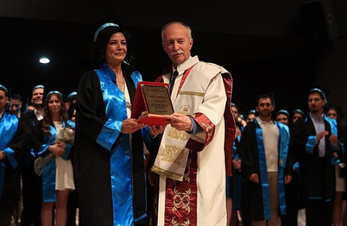 İki çocuk annesi ikinci üniversitesini birinci bitirdi