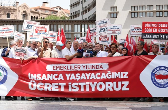 Emekliler ve memurlar elde kağıt kalem zam hesabında