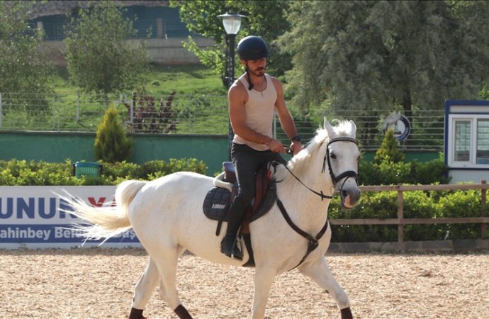 Doktor hobi olarak at bindi, lisanslı sporcu oldu
