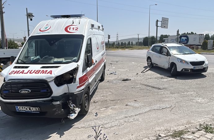 Hasta taşıyan ambulansla otomobil çarpıştı: İkisi sağlıkçı beş yaralı var