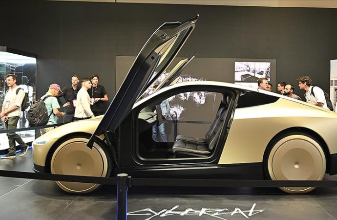 Musk’ın sürücüsüz taksisi Cybercab görücüye çıktı