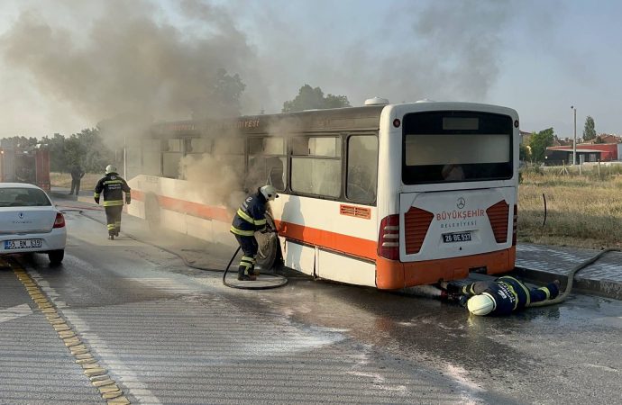 Körüğü patladı, belediye otobüsü alev aldı