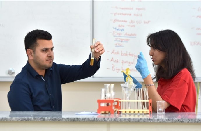 İki lise öğrencisi doğada çözülen gıda ambalajı üretti