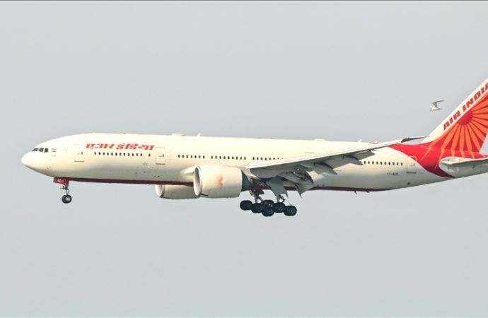 Gergin gün: Air India uçağı bomba ihbarıyla acil iniş yaptı