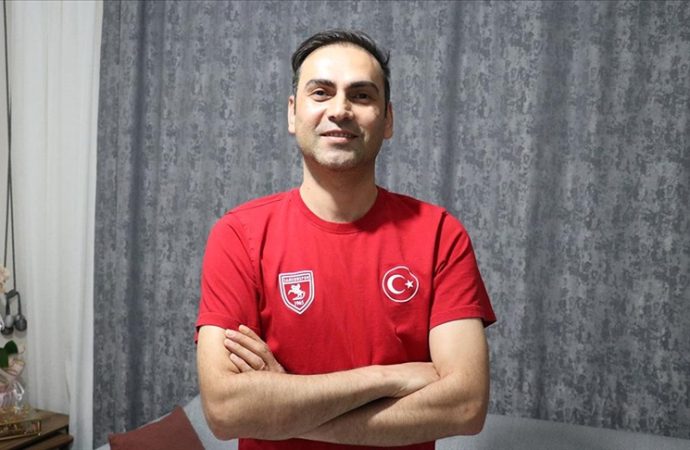 Nefes borusuna yiyecek kaçan kediyi Heimlich manevrasıyla kurtardı