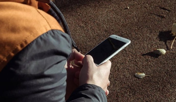 İtalya liselerde cep telefonunu yasakladı