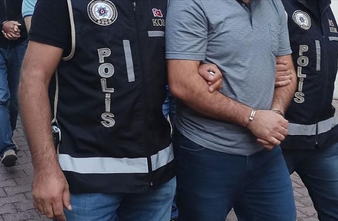 İzmir merkezli FETÖ operasyonunda 40 kişi gözaltında