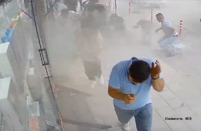Yandan geçen TIR’ın lastiği patladı: İki yaralı