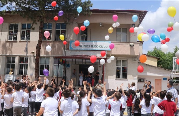 Küçük Yiğit kanseri yenip okula döndü, balonlarla karşılandı