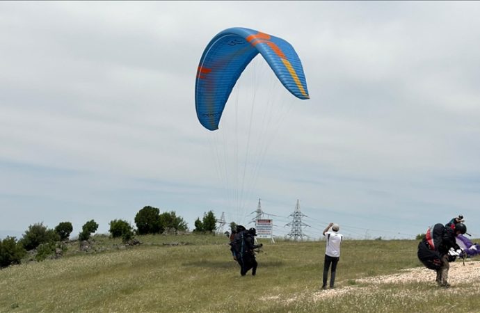 Yamaç paraşütüyle tam 238 kilometre uçtu
