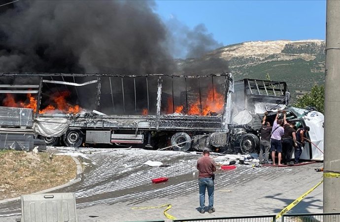 Sakarya’da üç TIR’lı zincirleme kaza: Bir kişi öldü, iki kişi yaralandı