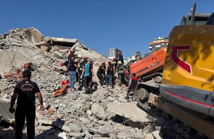 Dokuz katlı bina yıkıma gelen iş makinesinin üstüne yıkıldı: Operatör hayatını kaybetti
