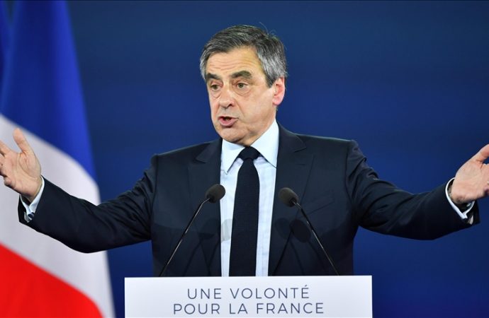 Fransa’da eski Başbakan Fillon’a beş yıl siyaset yasağı geldi