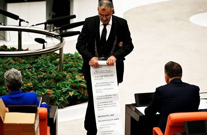 Çoklu maaş alanlar: CHP’li vekil 54 metrelik listeyle kürsüde