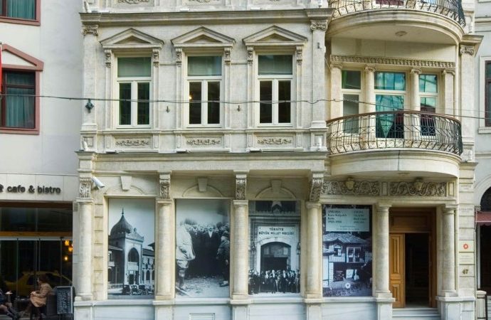 “Maceraperest Bir Mimarın Fotoğrafhanesi: Arif Hikmet Koyunoğlu” sergisi Tepebaşı’nda