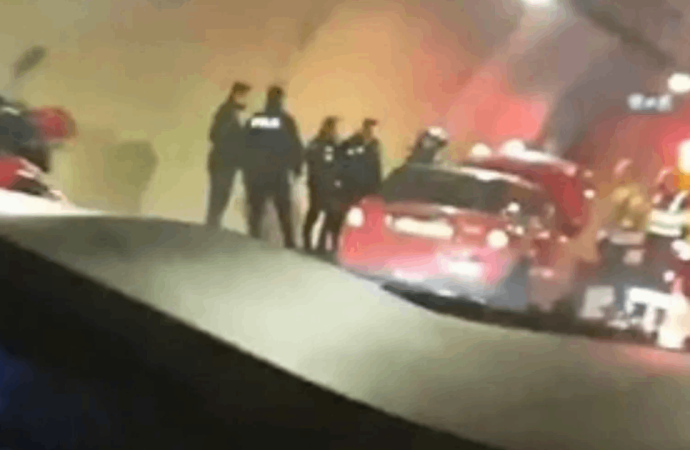 Avrasya tünelinde araç yandı, trafik kilitlendi