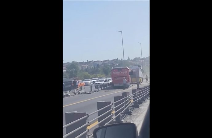 Zincirleme bariyer kazası: Önce metrobüs çarptı, sonra da onu çeken vinç