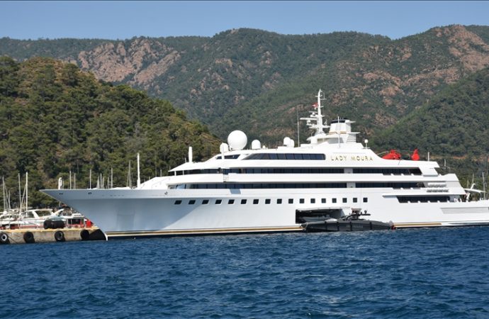 Yüzen ‘Beyaz Saray’ Marmaris’te