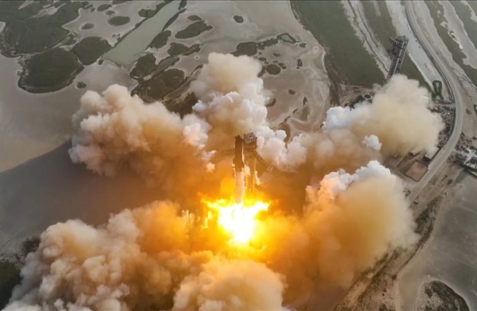 SpaceX şirketinin roketi deneme uçuşundan önce patladı