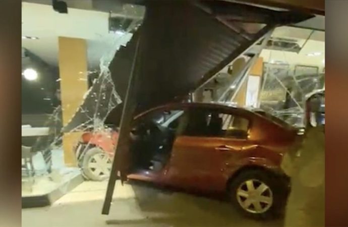 İki otomobil çarpıştı, biri mobilya mağazasına girerek durabildi
