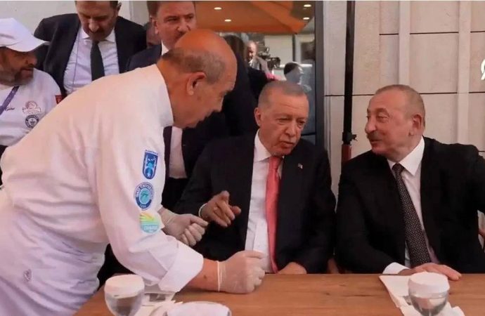 Deprem sanığı Erdoğan ve Aliyev’e dondurma ikram etti