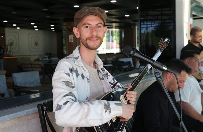 Aydınlı öğretmen atandığı ilçeyi sevdi, ‘Bulanık’ türküsü besteledi
