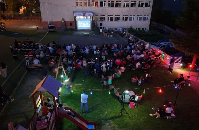 Okul bahçesinde yazlık sinema nostaljisi