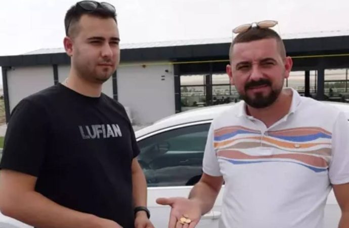 İnsanlık vazifesi dedi: Aldığı araçtan çıkan altınları iade etti