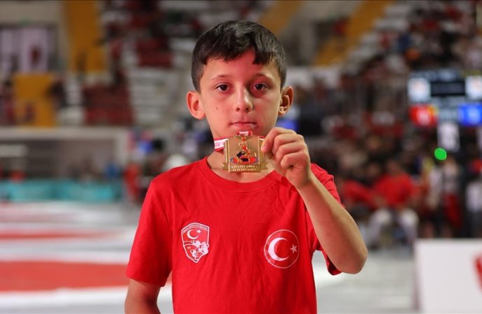 Yaşı küçük kalbi büyük: Hükmen galibiyeti kabul etmedi, güreşti, yenilince ‘en centilmen’ seçildi