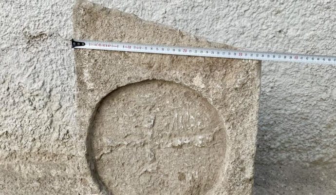 Durdurulan araçtan Bizans mezar steli çıktı